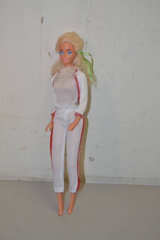 lot 26 image: 1966 Barbie Doll