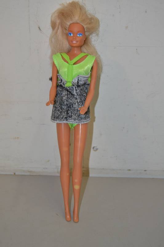 lot 27 image: 1966 Barbie Doll