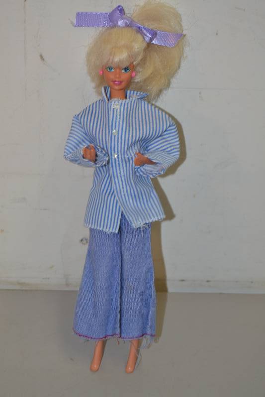 lot 28 image: 1966 Barbie Doll