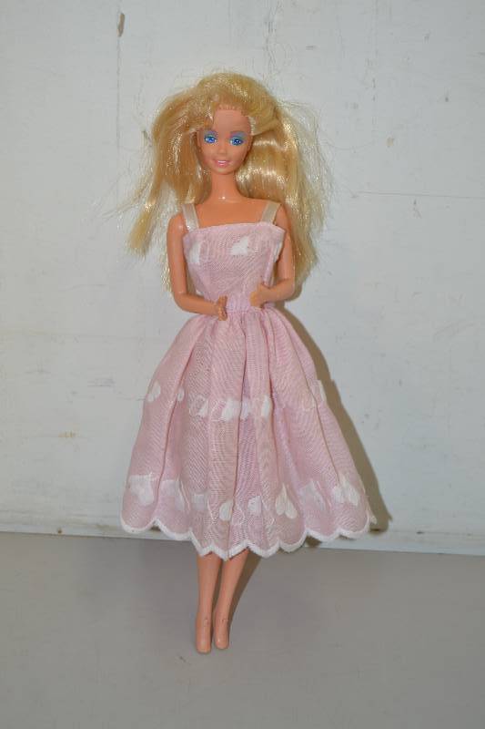 lot 29 image: 1966 Barbie Doll