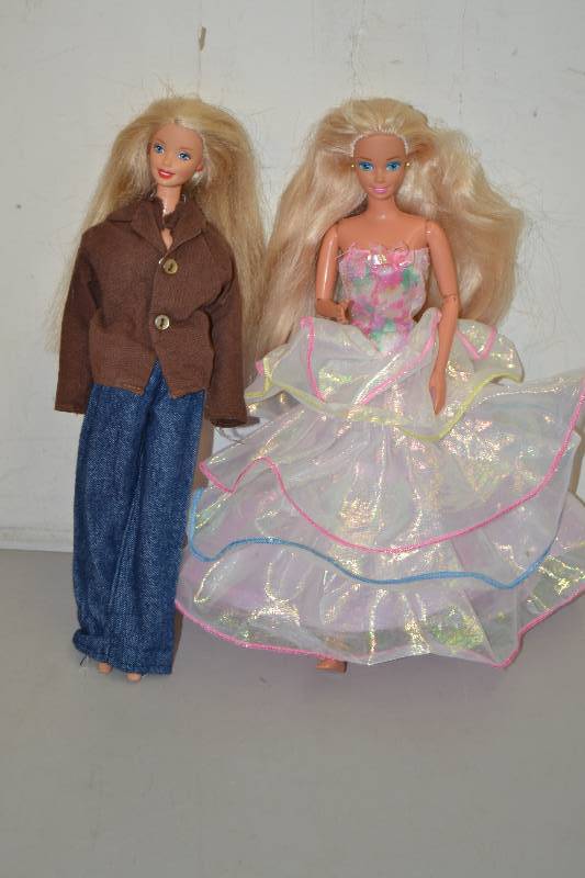 lot 33 image: Barbie Dolls