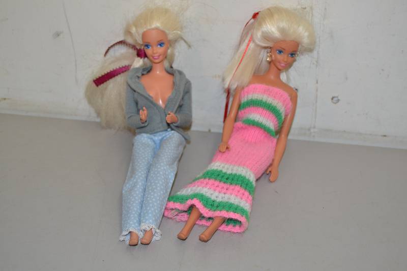 lot 34 image: Barbie Dolls
