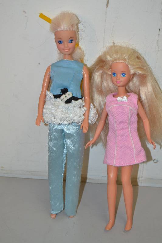 lot 38 image: 1980s Fashion Dolls