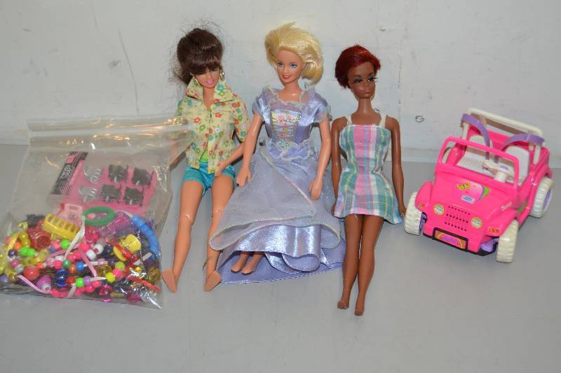 lot 39 image: Barbie Dolls and Kelly Jeep