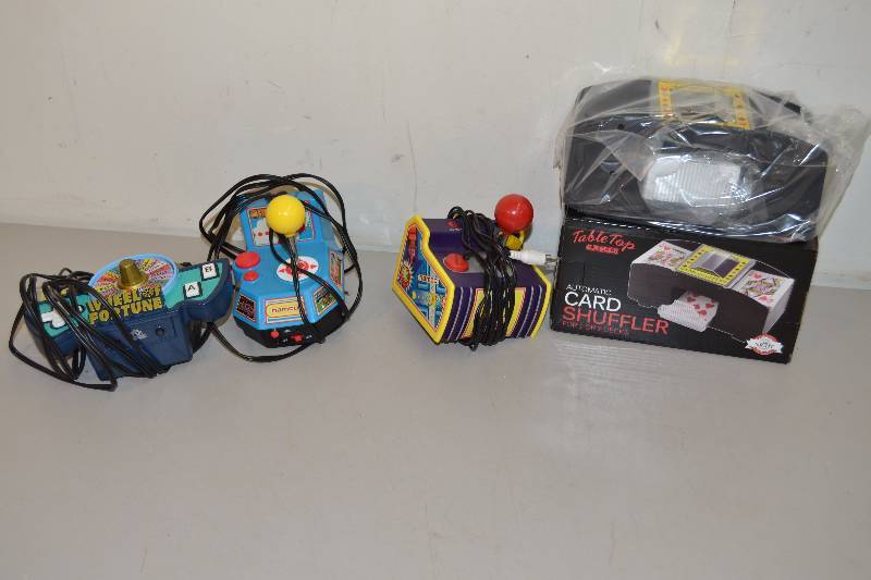 lot 42 image: Plug and Play Games, Card Shuffler