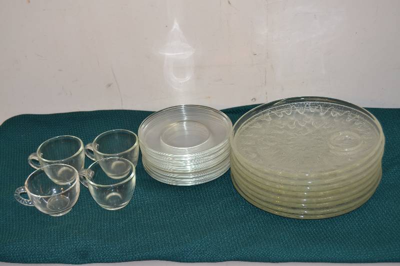 lot 64 image: Glassware