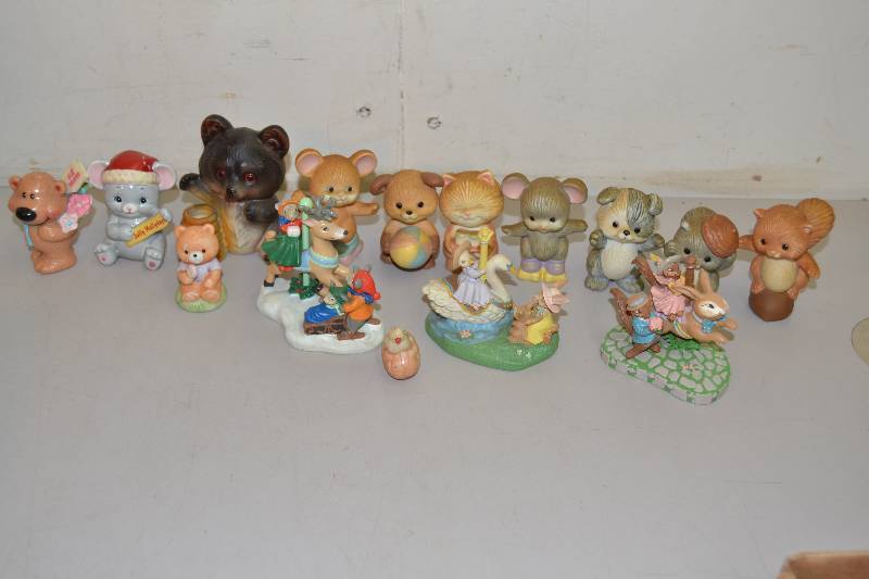 lot 84 image: Avon Figurines