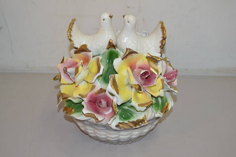 lot 90 image: Capodimonte Dove Centerpiece