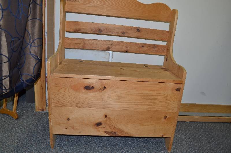 lot 99 image: Wood Bench