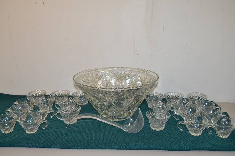 lot 103 image: Vintage Anchor Hocking Punch Bowl Set