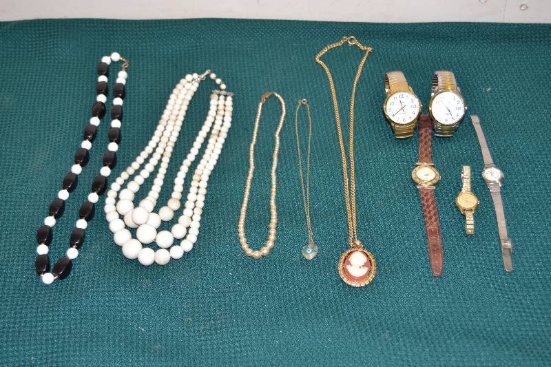 lot 104 image: Jewelry