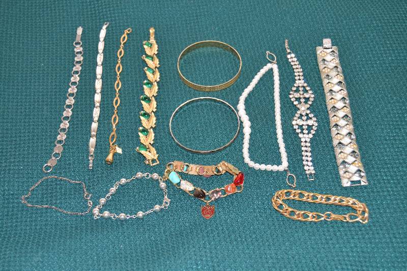 lot 116 image: Bracelets