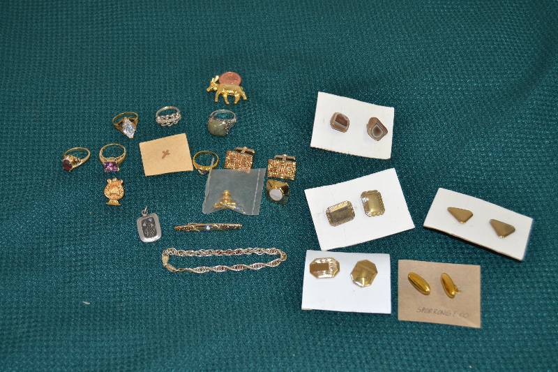 lot 119 image: Cufflinks and Rings