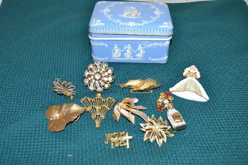 lot 120 image: Trinket Tin and Pins Brooches