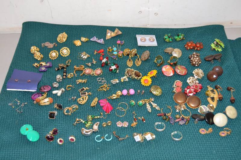 lot 122 image: Earrings