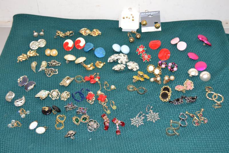 lot 123 image: Earrings