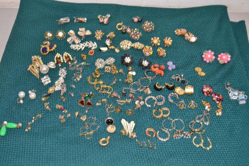 lot 124 image: Earrings