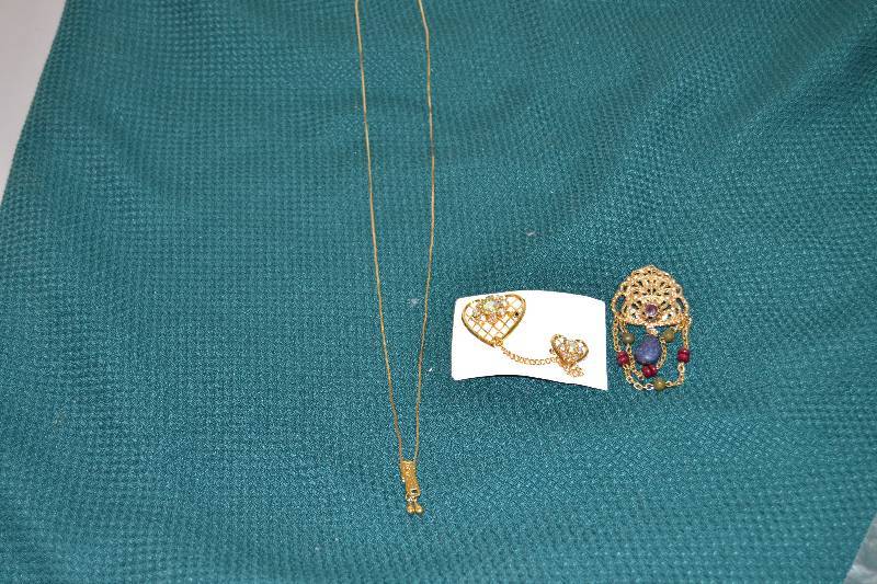 lot 126 image: Necklace, Pins