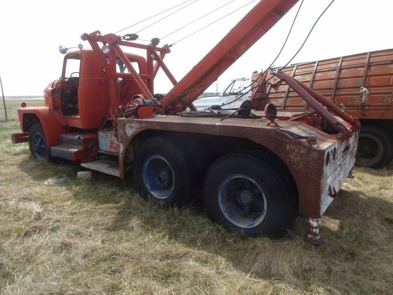 lot 116 image: 1950 Dodge CT 800 Wrecker