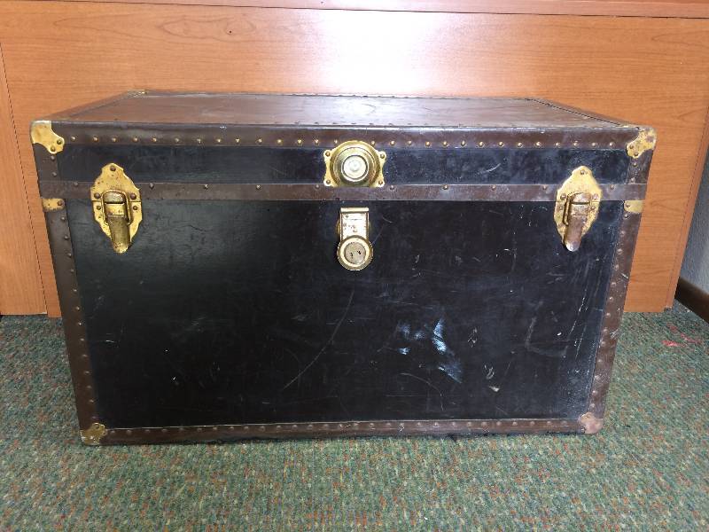 lot 2 image: Old Trunk