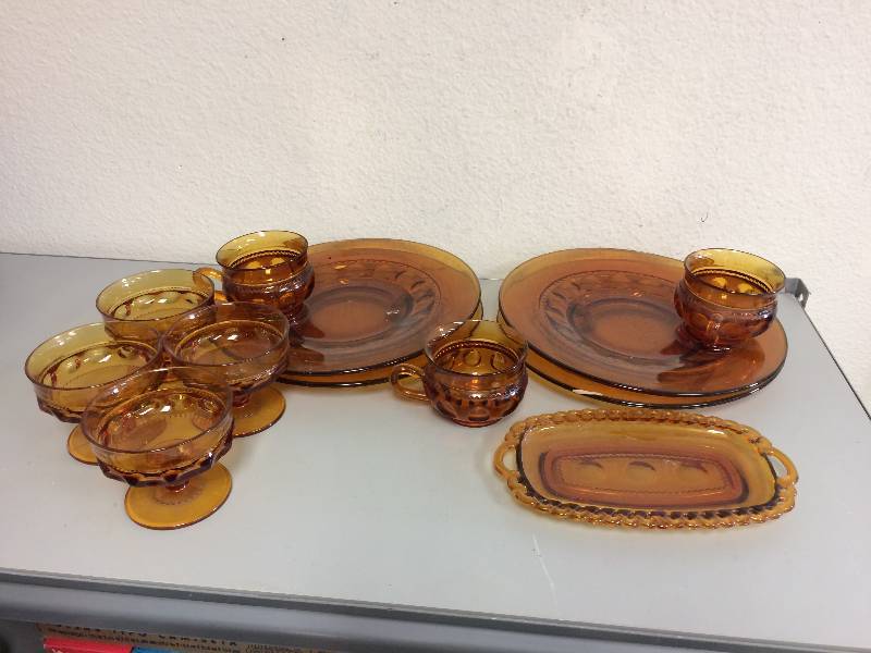 lot 4 image: Vintage Gold Glassware