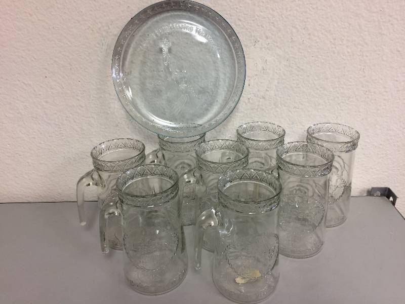 lot 6 image: Statue of Liberty Collectible Glasses