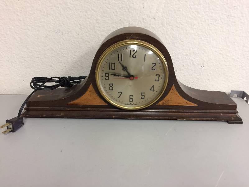 lot 7 image: Antique Sessions Mantle Clock