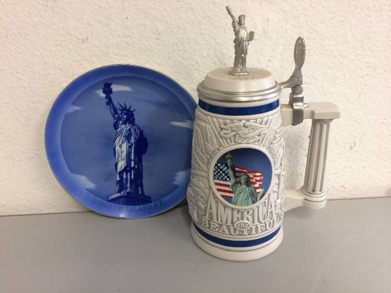 lot 8 image: Statue of Liberty Collectible Stein and Plate