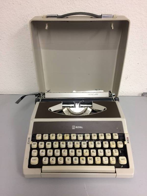 lot 18 image: Antique Royal Typewriters