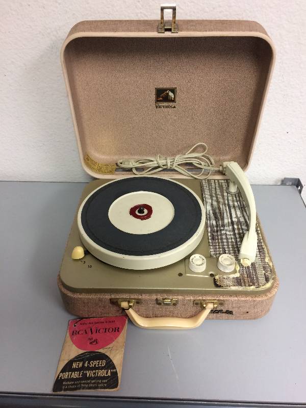 lot 37 image: RCA Portable Victrola
