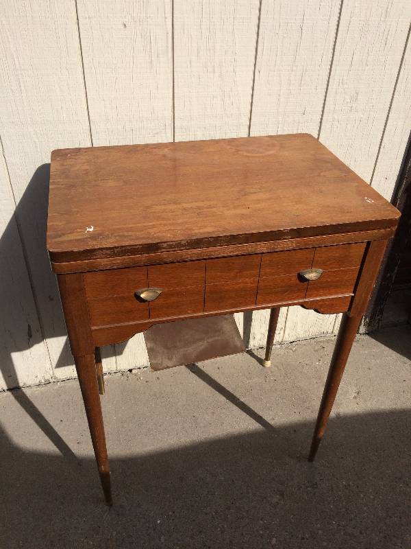 lot 50 image: Singer Sewing Machine with Cabinet