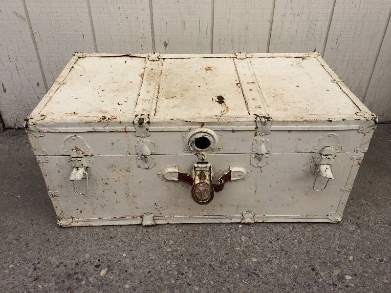 lot 54 image: Vintage Trunk