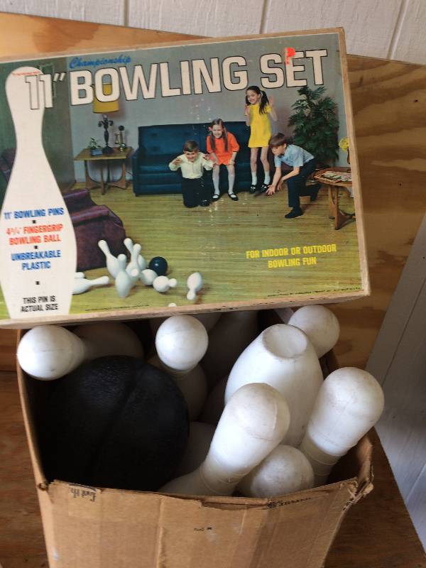 lot 64 image: Old and Vintage Bowling Set