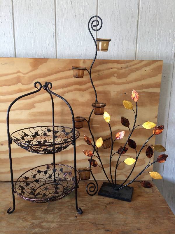 lot 65 image: Metal Leaf Home Decor