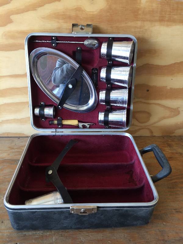 lot 71 image: Vintage Executair 707 Bar Case