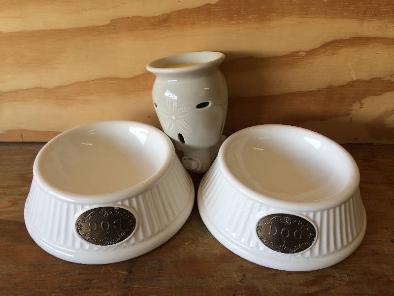 lot 72 image: Scentsy and Dog Dishes