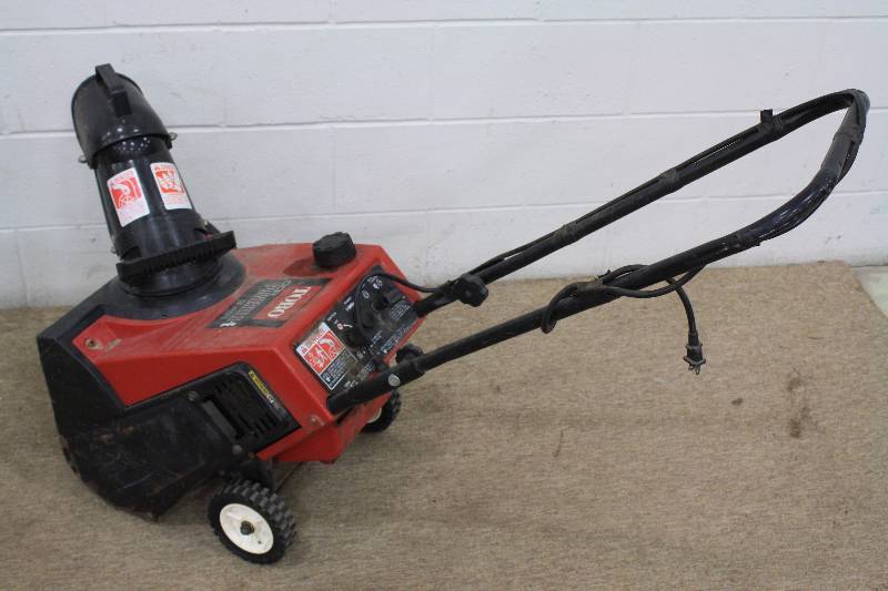 lot 47 image: Toro 16 3HP Snow Blower