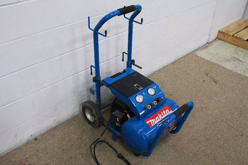 lot 8 image: Makita 3HP MAC5200 5.2Gallon Portable Air Compressor