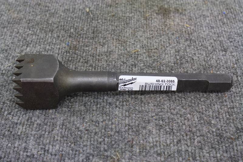 lot 60 image: Milwaukee 48-62-3085 1-34 x 9-34-Inch Demolition Steel Bushing Tool