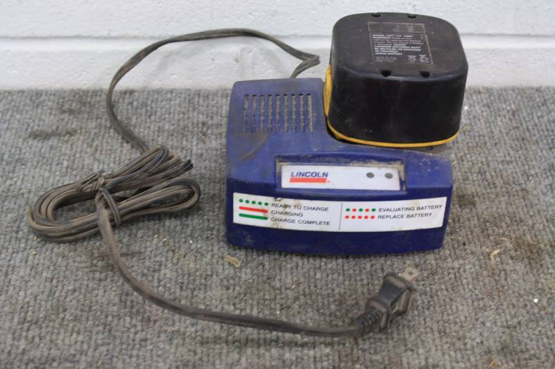 lot 78 image: Lincoln 12V Battery & Charger