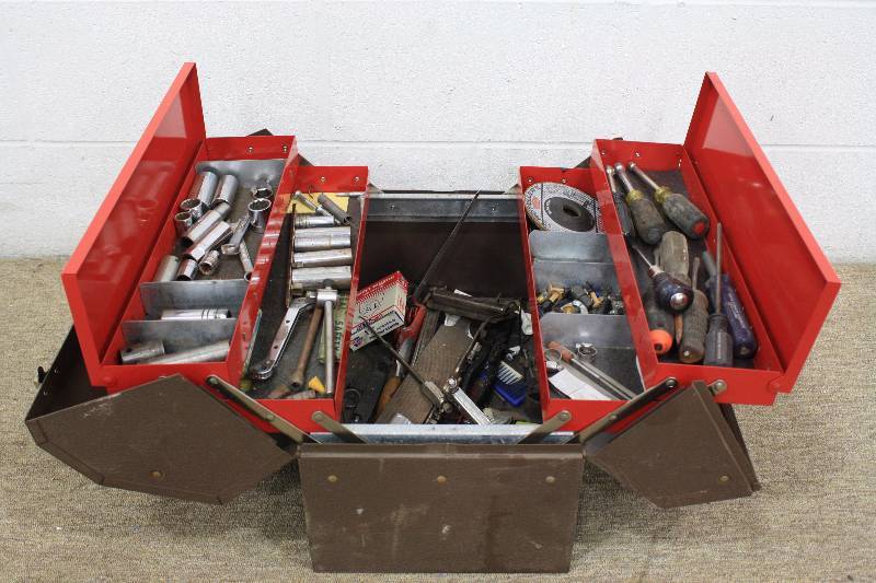 lot 91 image: Metal Tool Box w Tools