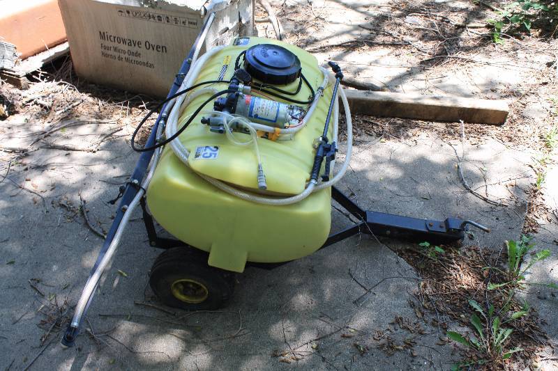 lot 14A image: John Deere 25 Gallon Pull Behind Tank Sprayer