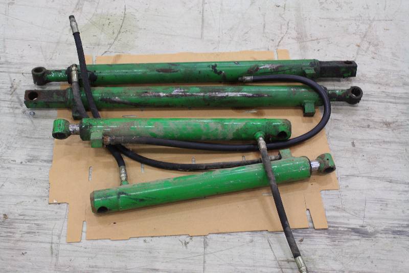 lot 114 image: Tractor Hydraulic Ram Sets