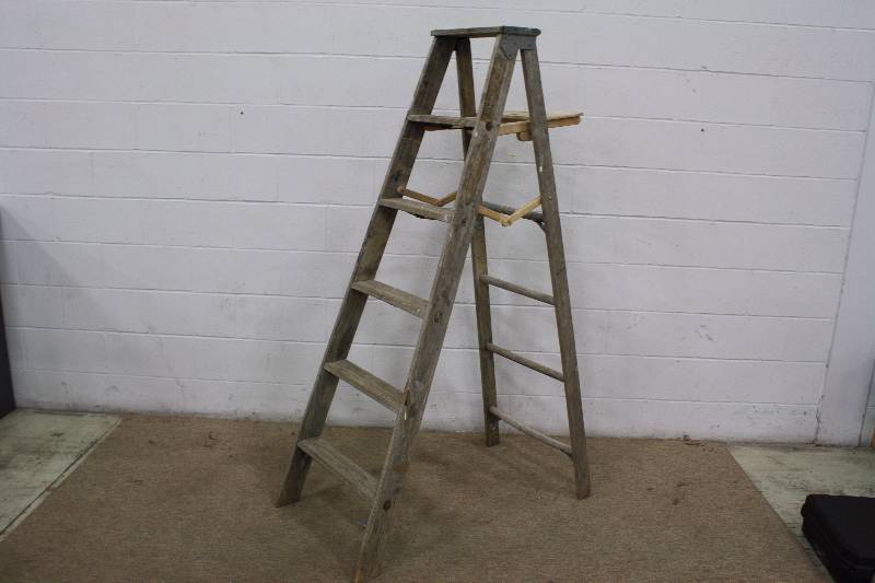 lot 149 image: 6ft Wood Ladder