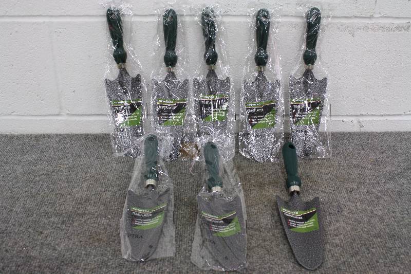 lot 102 image: 8 Transplanter Shovels - Garden Shovels