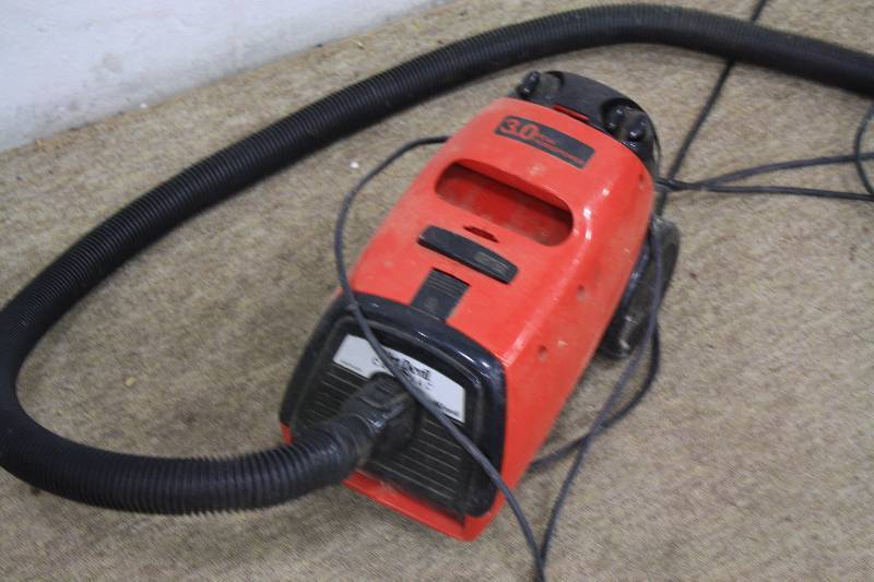 lot 184 image: Dirt Devil Can Vac