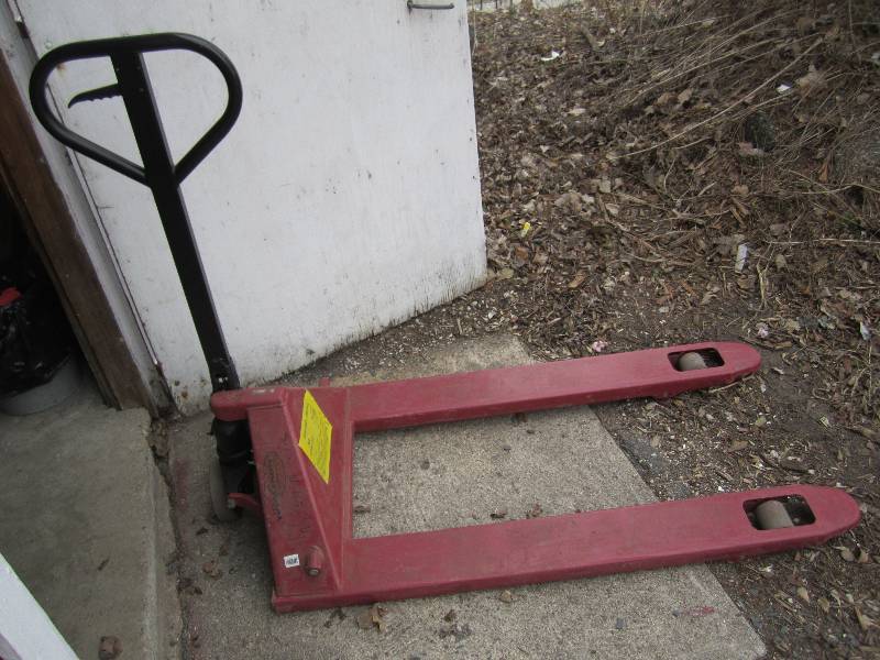 4400 Lb pallet jack in very good co...
