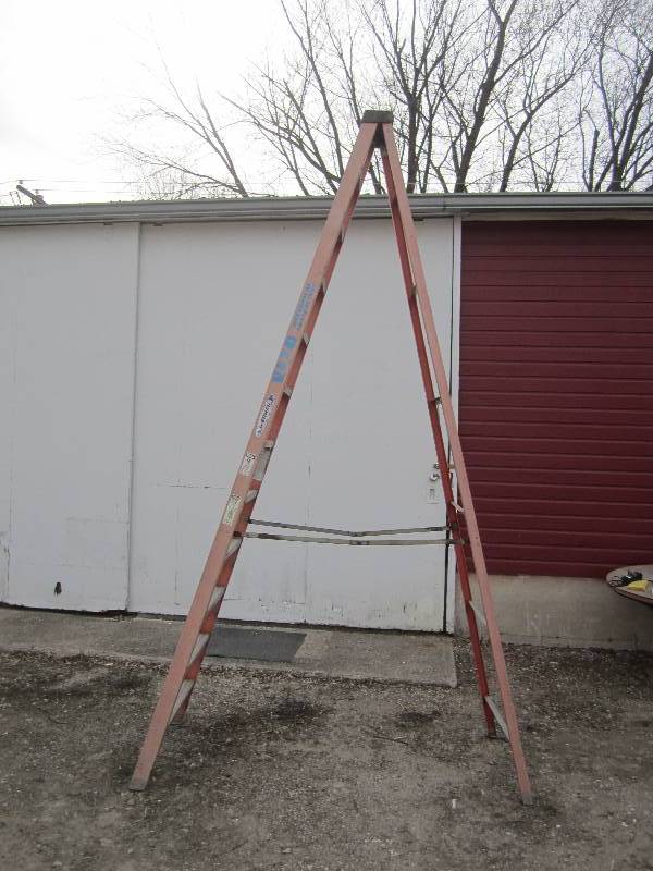 Werner 12 folding fiberglass ladde...