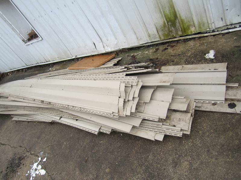 Lot of vinyl siding, some pieces ha...