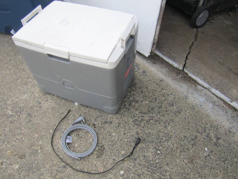 Igloo electric cooler, works.  Need...